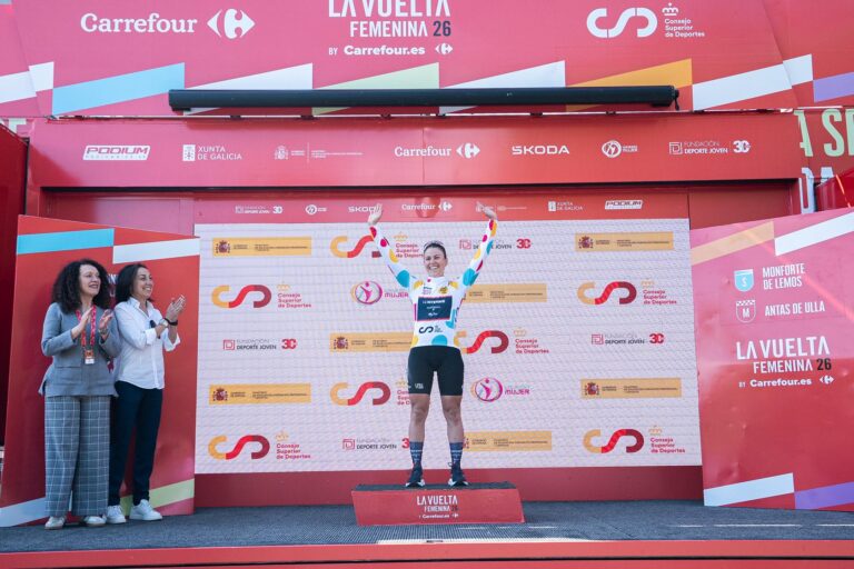 Marine Allione avec le maillot de meilleure grimpeuse de La Vuelta Femenina