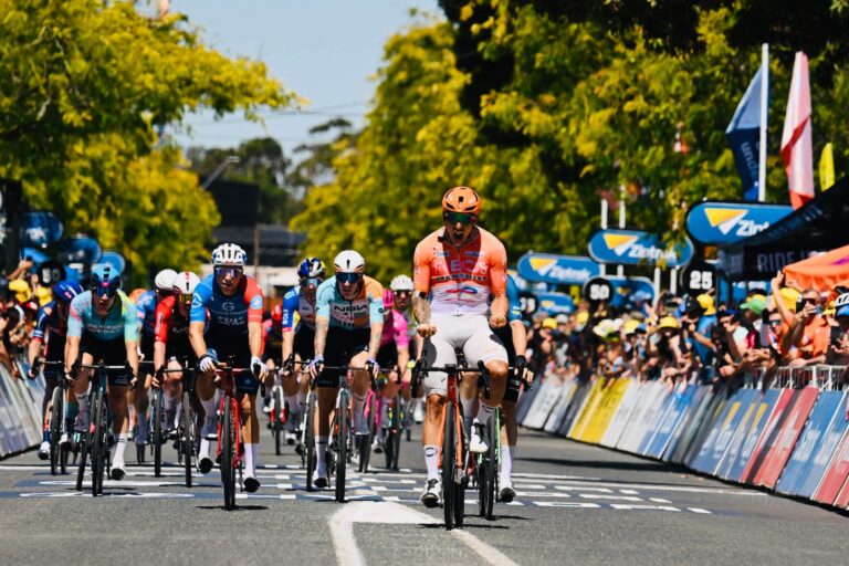 Peloton cycliste sur une route australienne lors du Santos Tour Down Under.