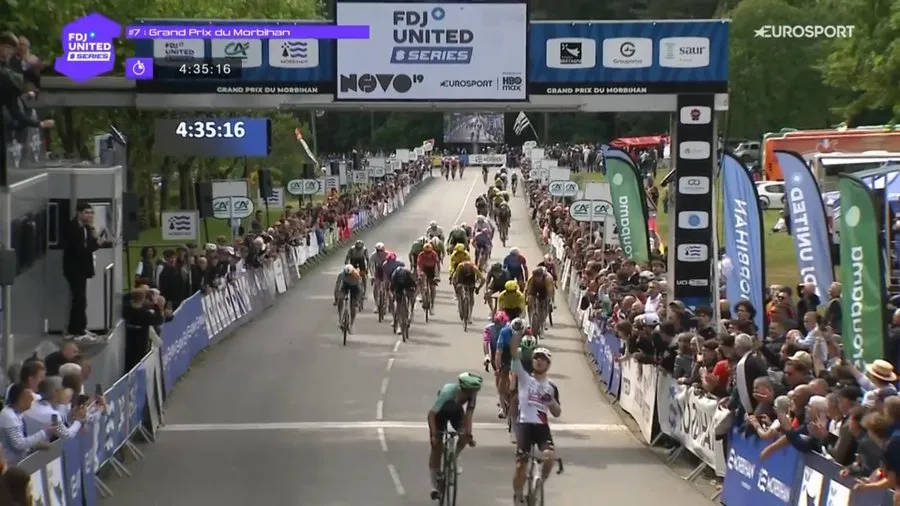 Benoît Cosnefroy vainqueur du Grand Prix du Morbihan 2026 devant Noa Isidore et Paul Lapeira