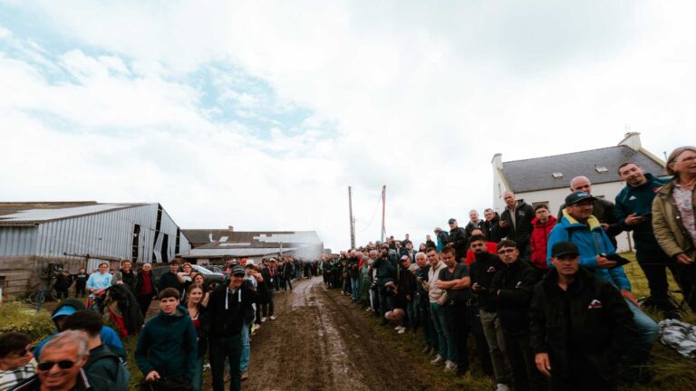 Le peloton du Tro Bro Leon sur les routes bretonnes lors de l’édition 2025.