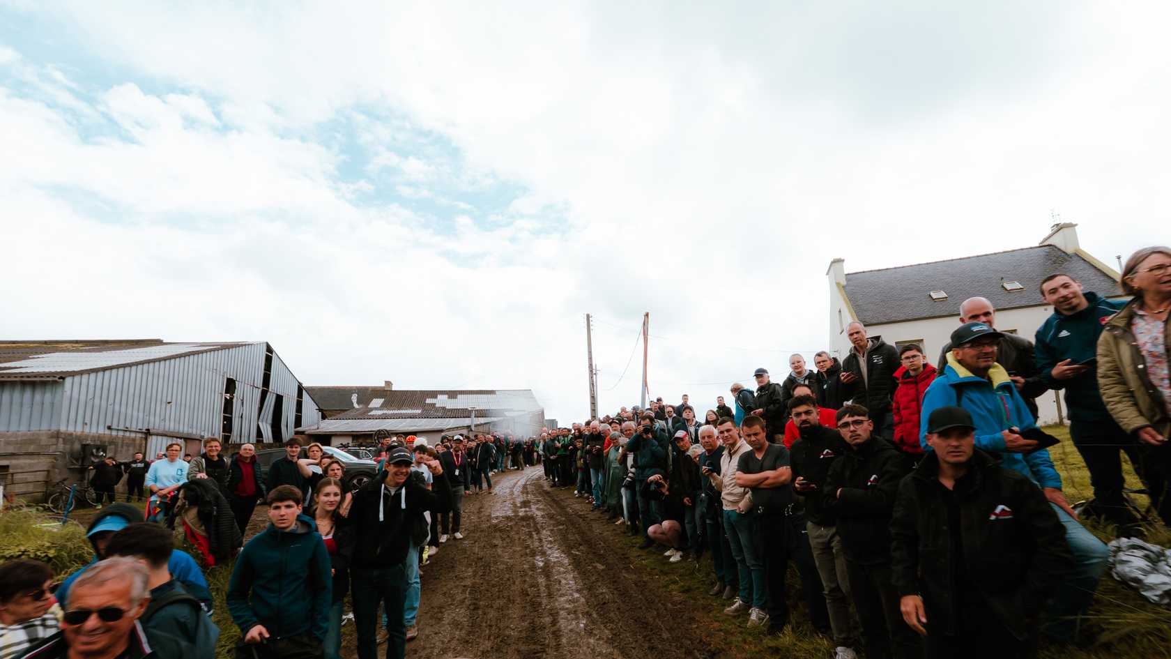 Le peloton du Tro Bro Leon sur les routes bretonnes lors de l’édition 2025.