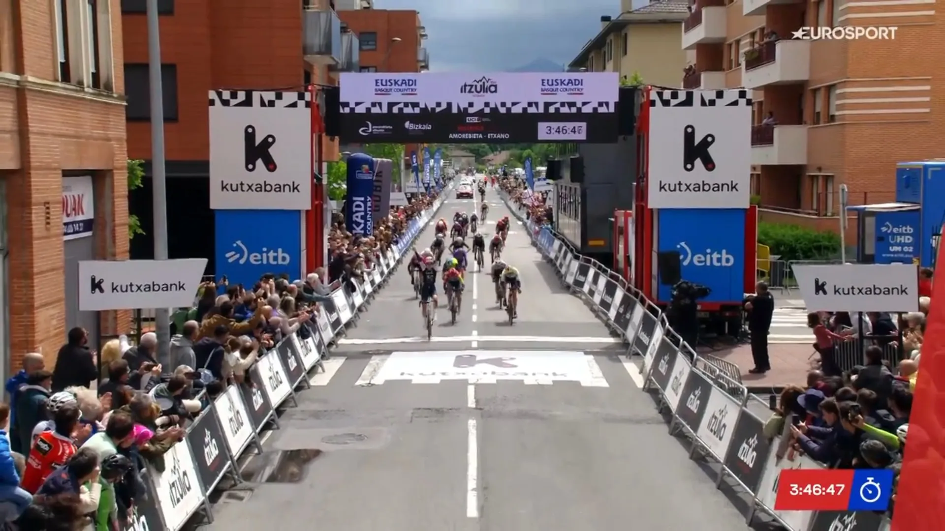 Dominika Wlodarczyk remporte la 2e étape de l’Itzulia Women 2026 devant Mischa Bredewold et Shirin Van Anrooij.