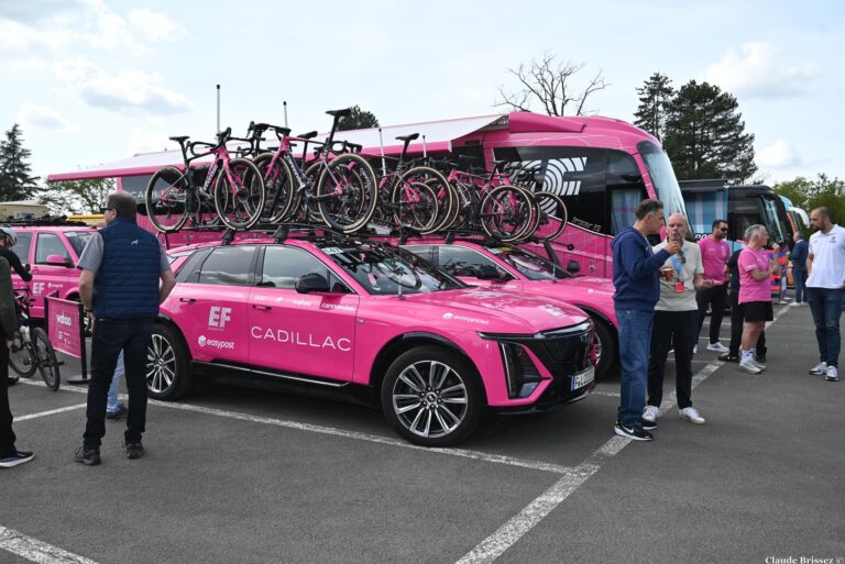 Les coureurs d’EF Education-EasyPost avant le départ du Giro d’Italia 2026.