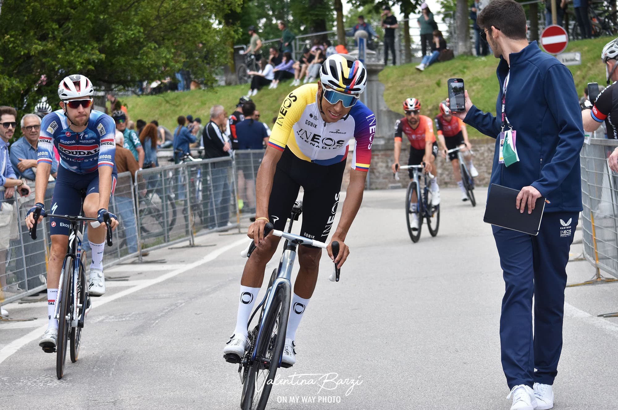 Egan Bernal avec le maillot de champion de Colombie avant le Giro