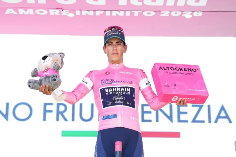 Afonso Eulalio réagit avec le maillot rose du Giro d’Italia