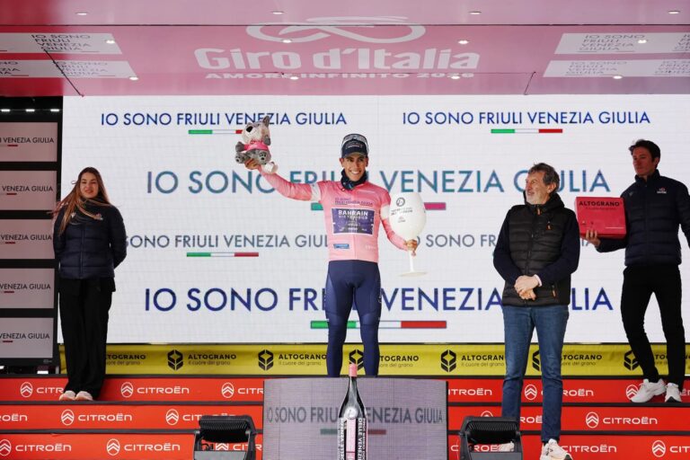 Afonso Eulalio avec le maillot rose sur le Giro d’Italia