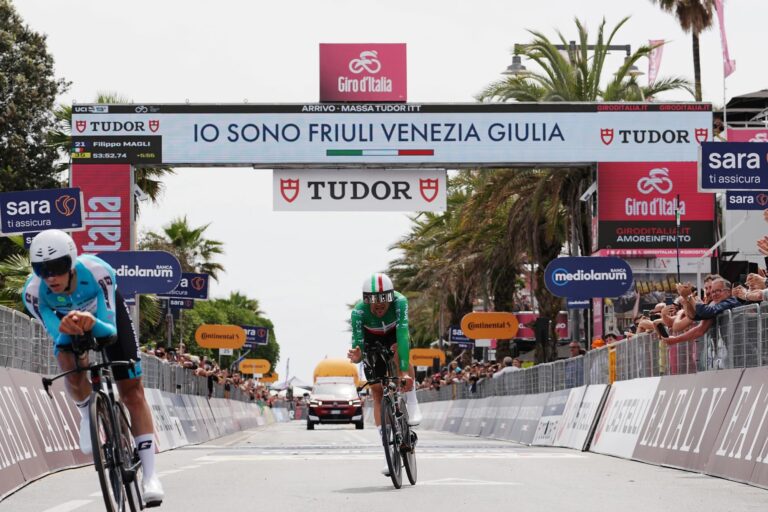 Filippo Ganna après sa victoire sur le contre-la-montre du Giro d’Italia