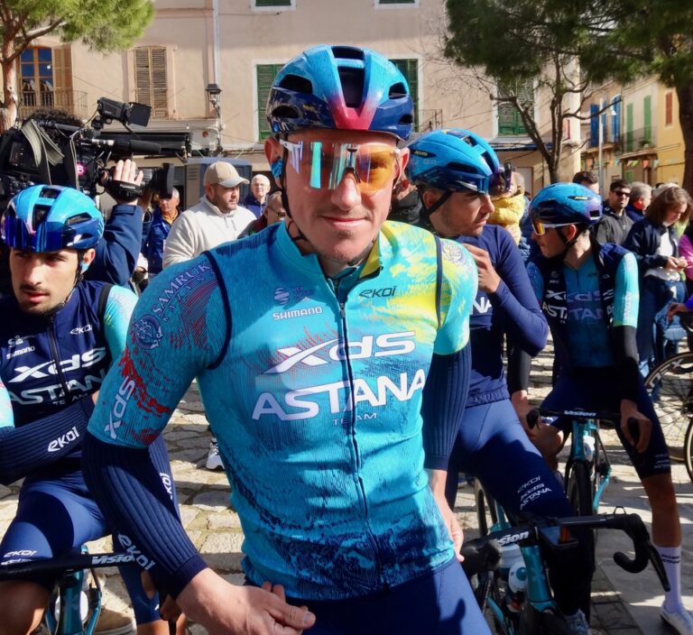 Gleb Syritsa lors d’une arrivée au sprint sur le Baku-Khankendi Azerbaijani Cycling Race.