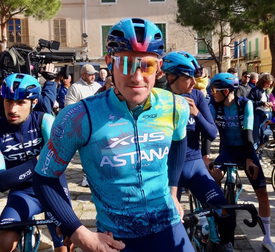 Gleb Syritsa lors d’une arrivée au sprint sur le Baku-Khankendi Azerbaijani Cycling Race.