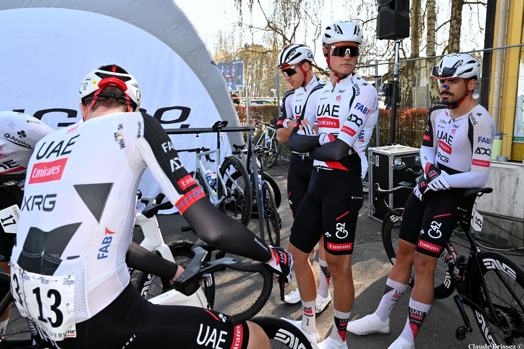 Julius Johansen remporte le prologue des Boucles de la Mayenne 2026 à Laval.
