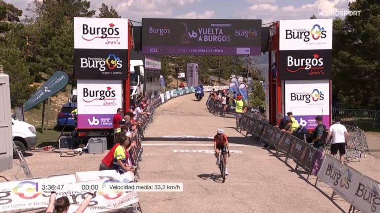 Yara Kastelijn remporte la 4e étape de la Vuelta a Burgos Feminas au sommet des Lagunas de Neila.