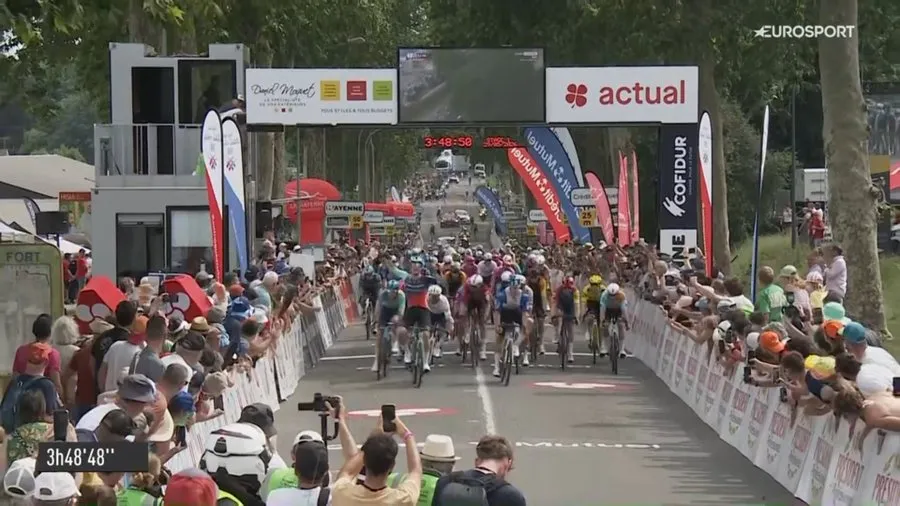 Olav Kooij vainqueur sur les Boucles de la Mayenne