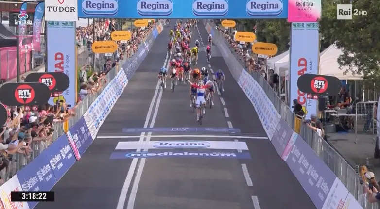Lorena Wiebes remporte la 1re étape du Giro d’Italia Women 2026 devant Elisa Balsamo et Lara Gillespie.
