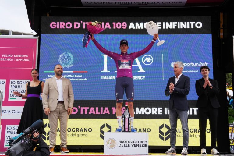 Paul Magnier avec le maillot cyclamen sur le Giro d’Italia 2026