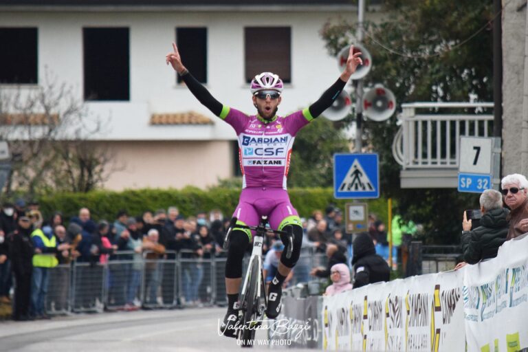Les coureurs Bardiani-CSF 7 Saber avant le Giro 2026