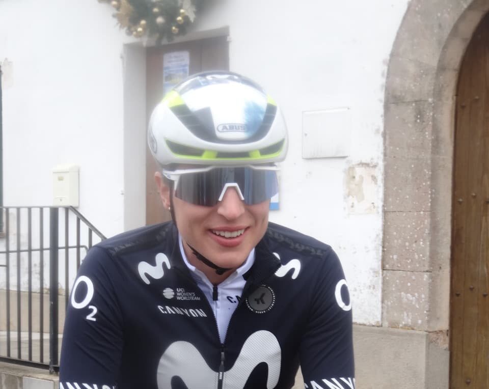 Marlen Reusser avec le maillot de Movistar Team avant le Giro d’Italia Women