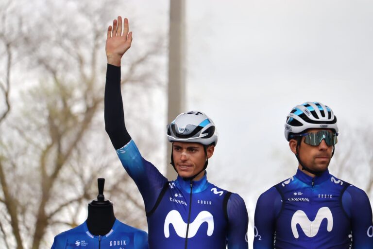 Enric Mas avec le maillot Movistar avant le Giro