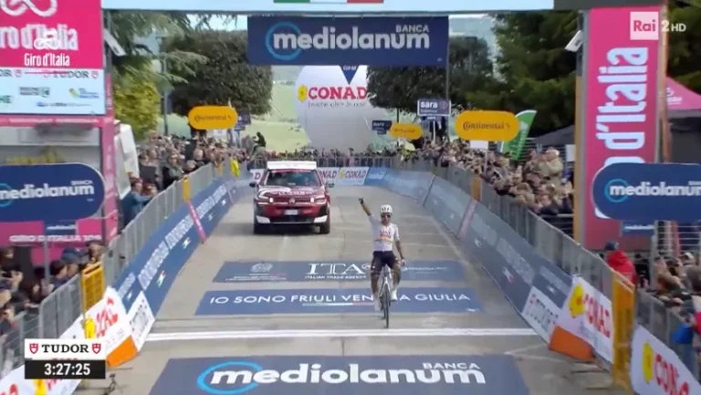 Jhonatan Narvaez lors d’une arrivée sur le Giro d’Italia 2026.