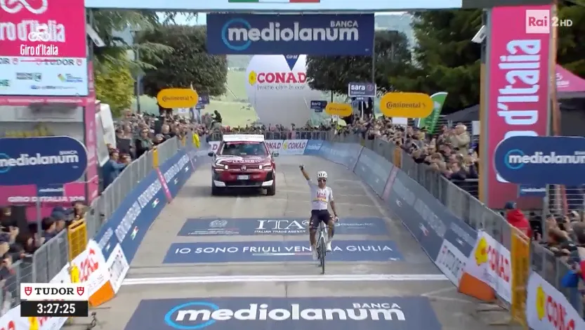 Jhonatan Narvaez lors d’une arrivée sur le Giro d’Italia 2026.