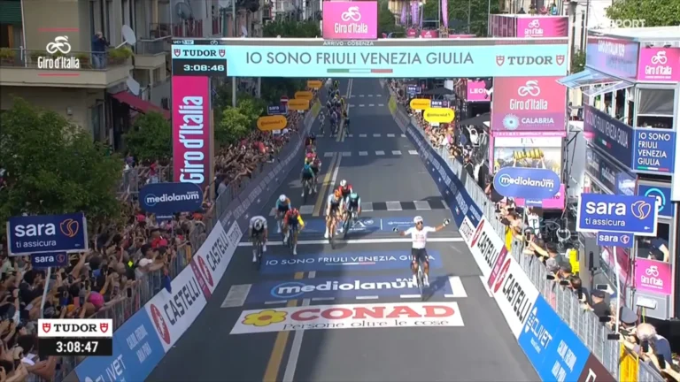 Jhonatan Narvaez franchit la ligne d’arrivée de la 4e étape du Giro d’Italia