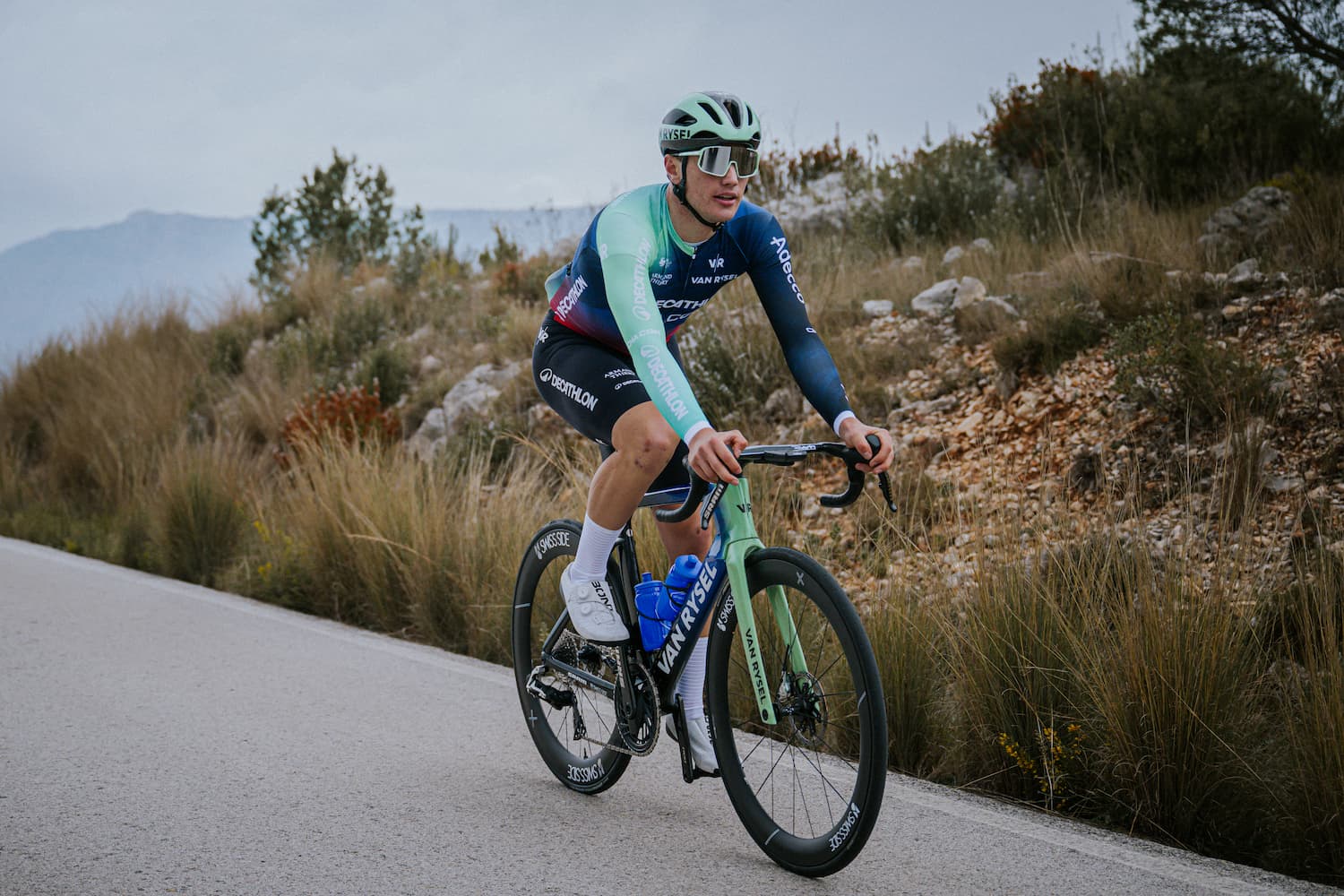 Olav Kooij, coureur Decathlon CMA CGM, avant son retour à la compétition aux Boucles de la Mayenne.