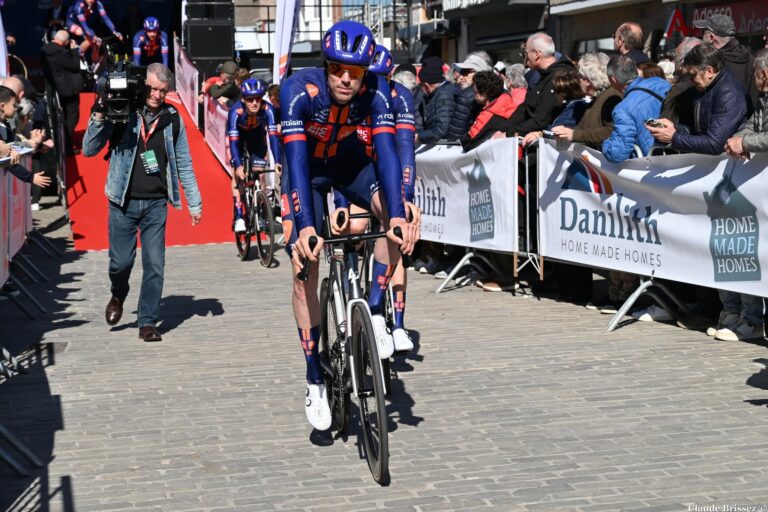 Classement UCI des équipes avec UAE Team Emirates-XRG en tête et Team Picnic PostNL 30e.