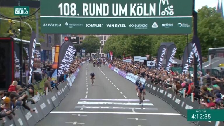 Laurence Pithie vainqueur du Rund um Köln 2026 devant Fred Wright et Aimé De Gendt.