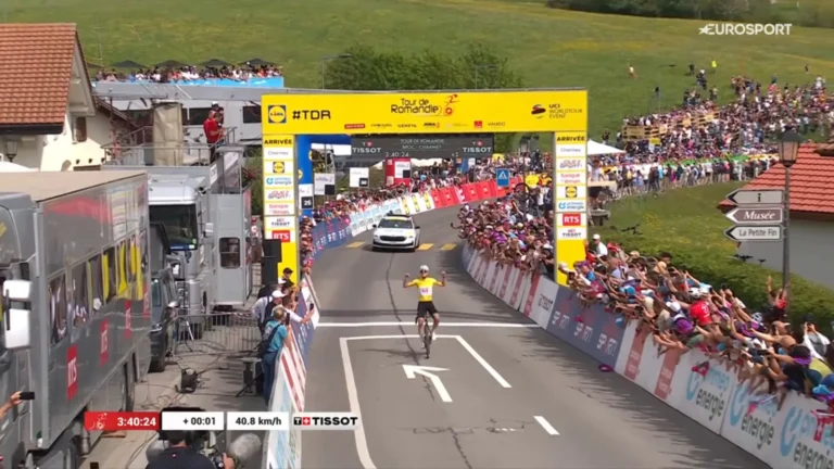 Tadej Pogacar franchit la ligne d’arrivée en tête de la 4e étape du Tour de Romandie