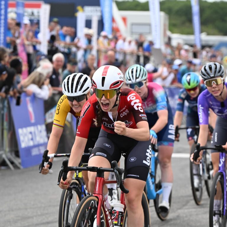 Sandrine Tas lève les bras lors de la 1re étape du Bretagne Ladies Tour