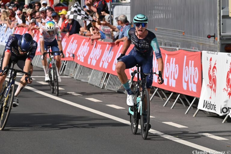 Alessandro Borgo vainqueur du Grand Prix Criquielion 2026 devant Fred Wright et Pierre Thierry.