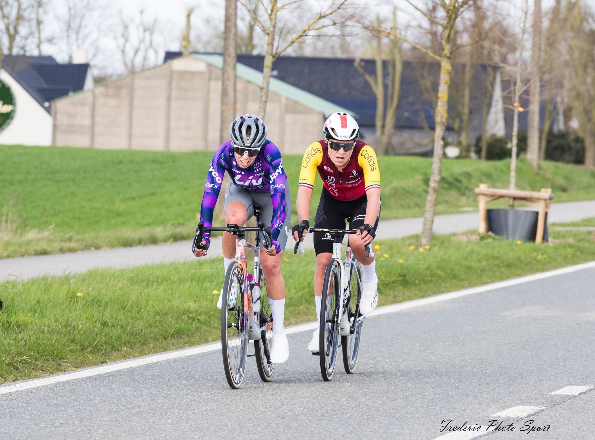 Coureuses engagées sur une course cycliste féminine en France