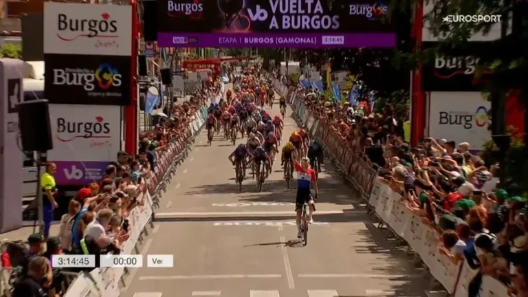 Lorena Wiebes lors d’une course cycliste féminine.