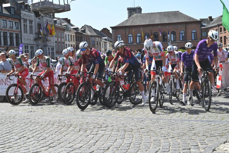 Peloton engagé sur une course cycliste en Belgique.