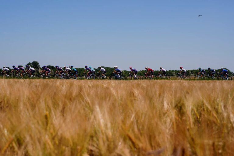 peloton avant la 16e étape du Giro d’Italia entre Bellinzona et Cari