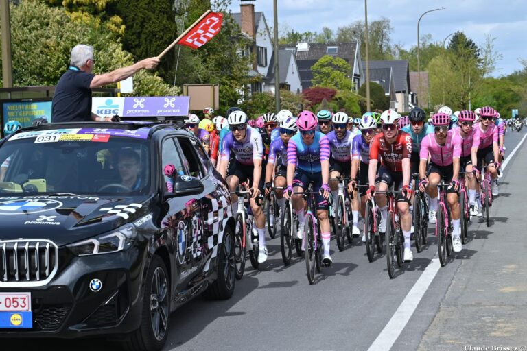 Peloton en course lors d’une épreuve cycliste sur route.