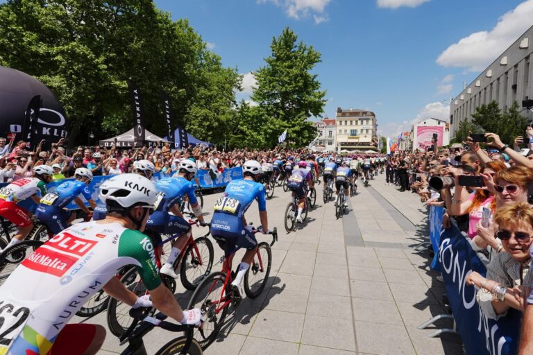 Le peloton du Giro d’Italia lors d’une étape disputée sur route.