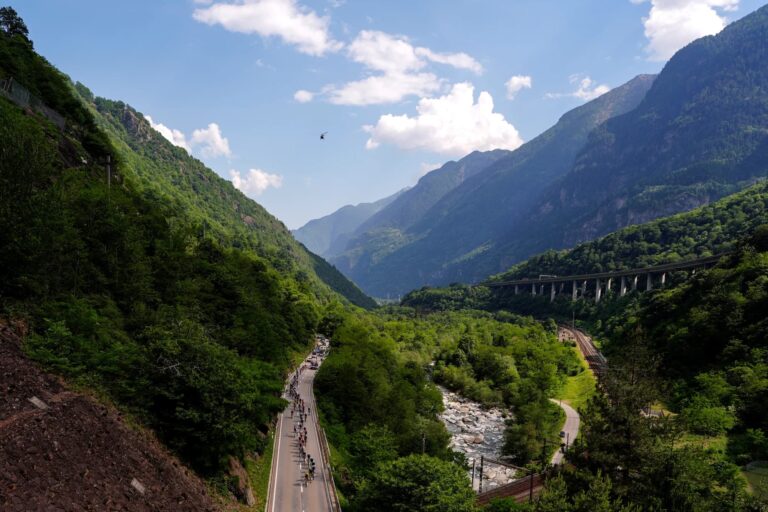Peloton du Giro d’Italia en course lors d’une étape accidentée.