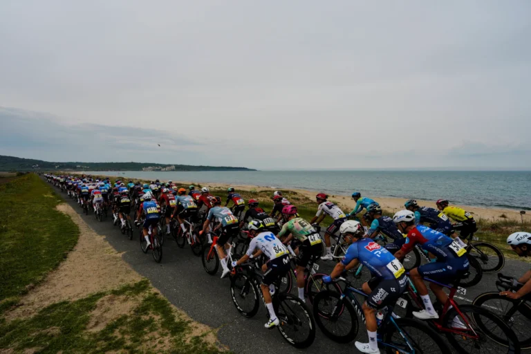 Peloton du Giro d’Italia lors de la 2e étape entre Bourgas et Veliko Tarnovo