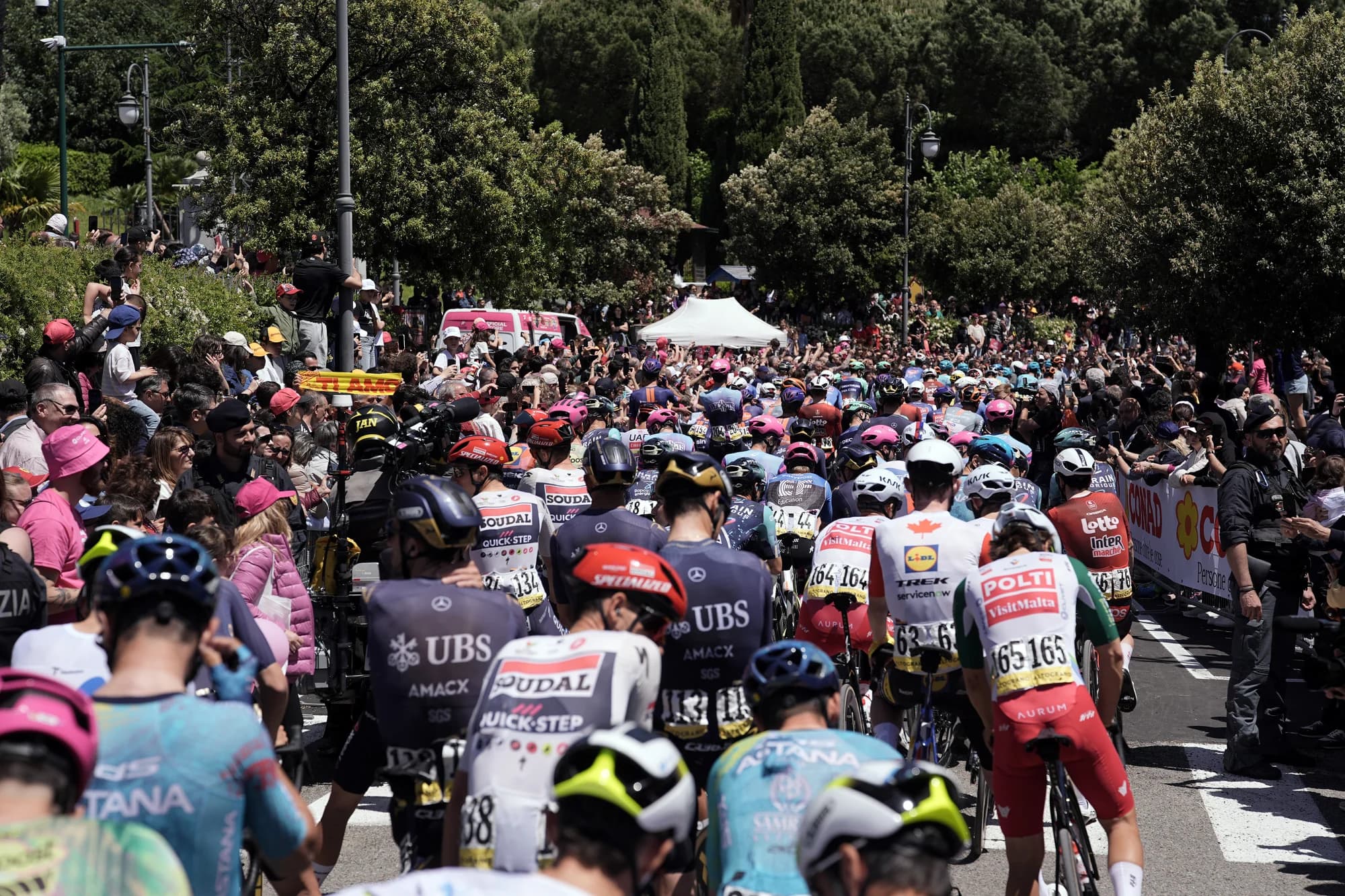 peloton du Giro d'Italia avant le départ de la 5e étape