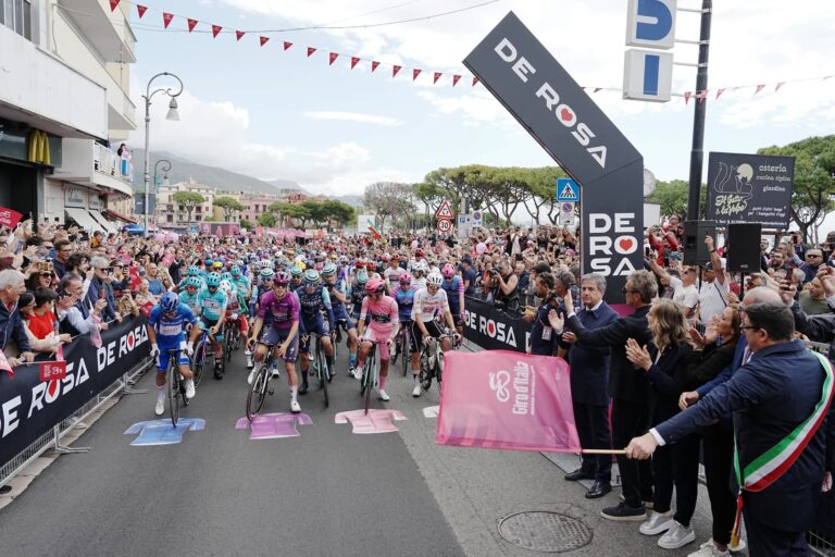 Peloton avant la 9e étape du Giro d’Italia entre Cervia et Corno alle Scale