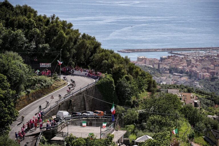 peloton avant 12e étape du Giro d’Italia entre Imperia et Novi Ligure.