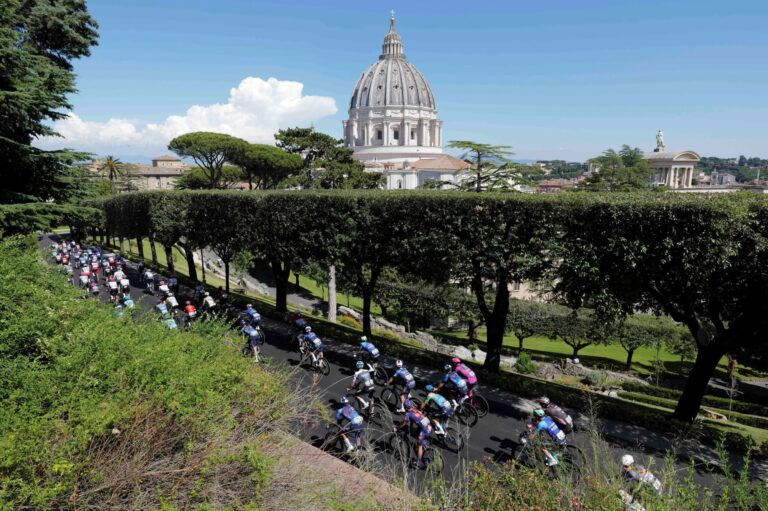 Le peloton du Giro d’Italia dans les rues de Rome lors de la dernière étape.