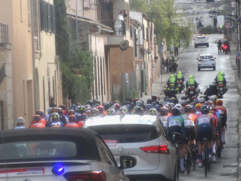 Peloton féminin en course lors d’une épreuve cycliste internationale.