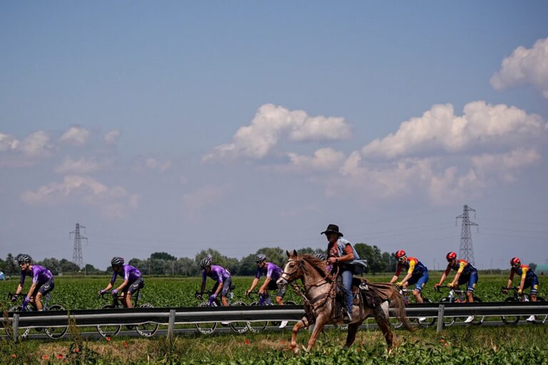 peloton avant la 11e étape du Giro d’Italia entre Porcari et Chiavari.