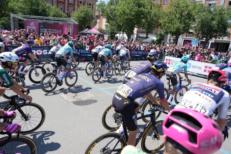 Le peloton du Giro d’Italia lors d’une étape de plaine.