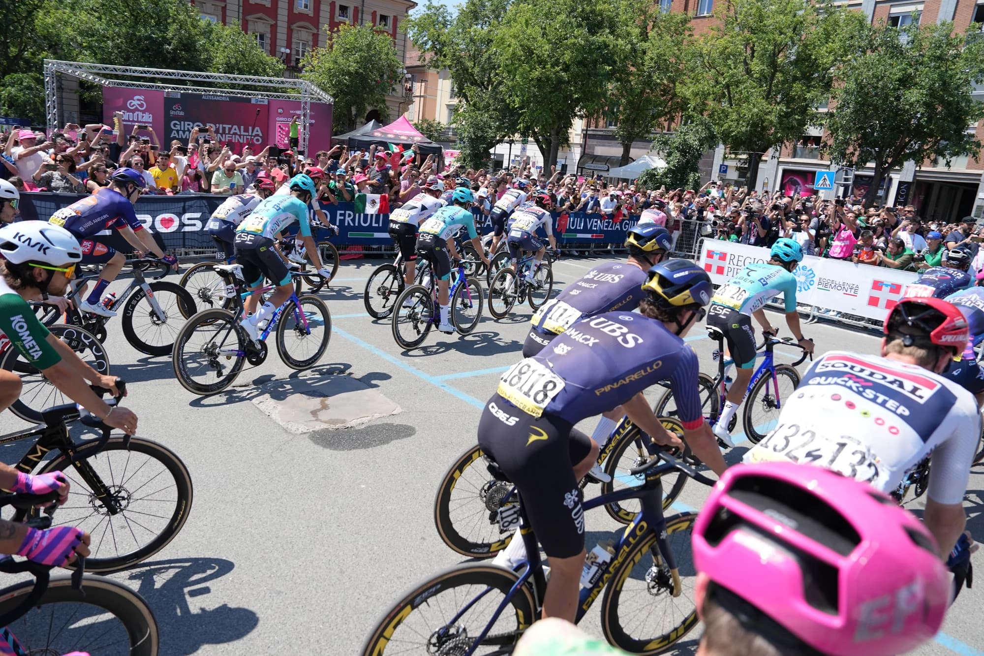 Le peloton du Giro d’Italia lors d’une étape de plaine.
