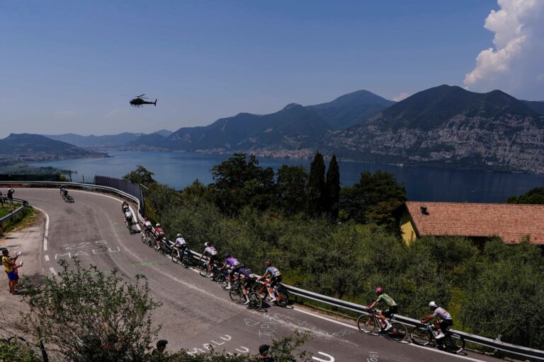 Peloton du Giro d’Italia sur une étape de transition.
