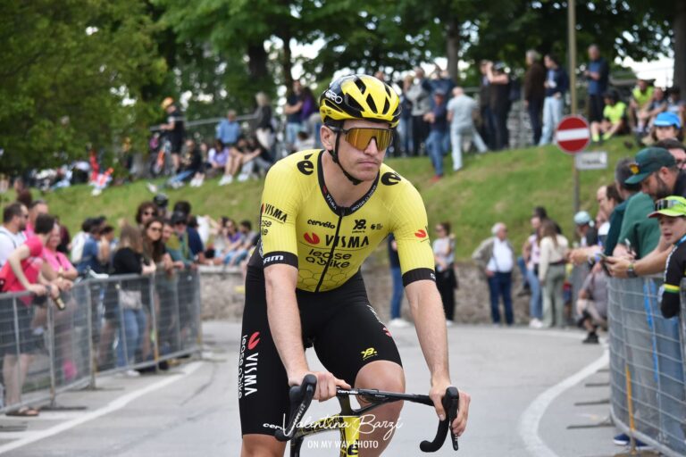 Edoardo Affini avec le maillot Visma Lease a Bike avant le Tour de France