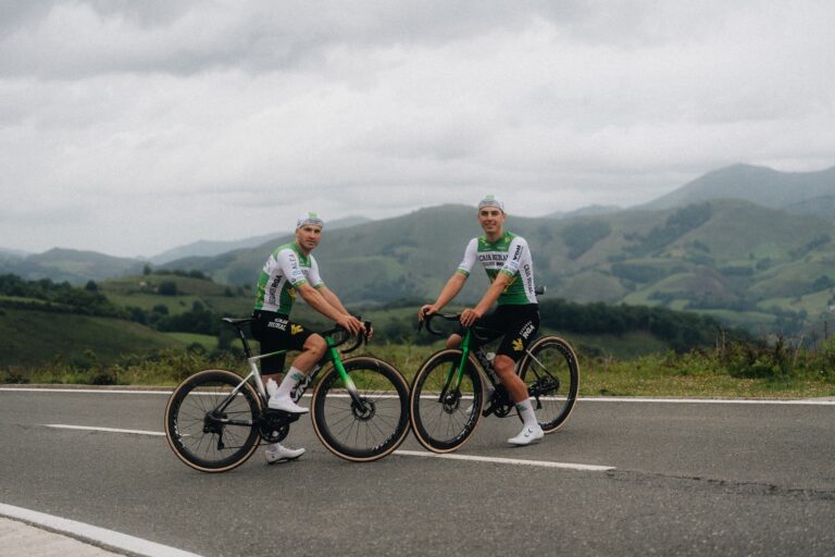 Marino Lejarreta, Abel Balderstone et Fernando Gaviria lors de la présentation du maillot Caja Rural pour le Tour de France