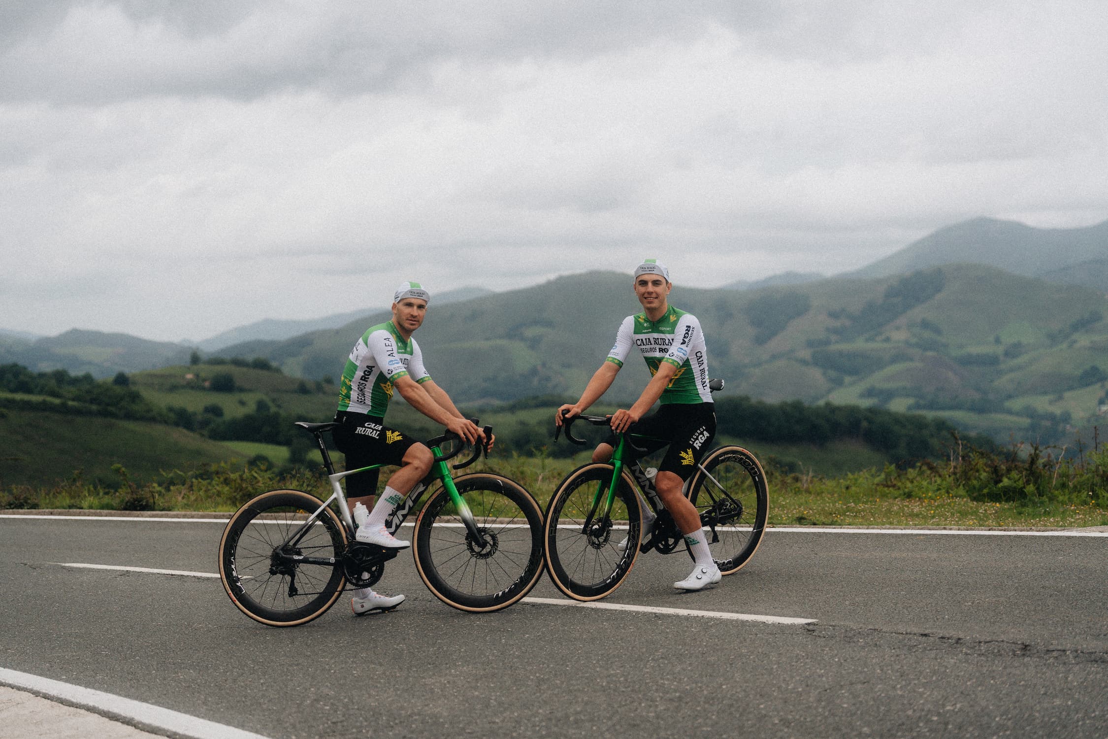 Marino Lejarreta, Abel Balderstone et Fernando Gaviria lors de la présentation du maillot Caja Rural pour le Tour de France